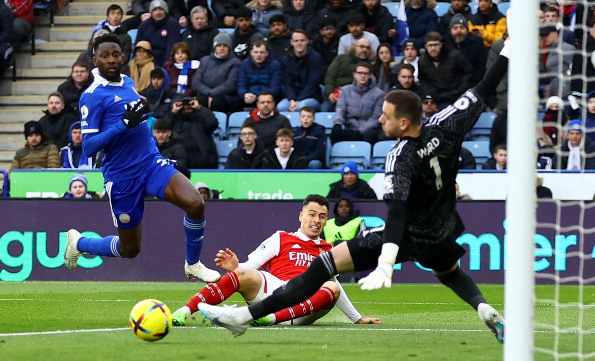 苏群：湖人每个人都在做牺牲 尤其是詹姆斯 蹲底角打无球.